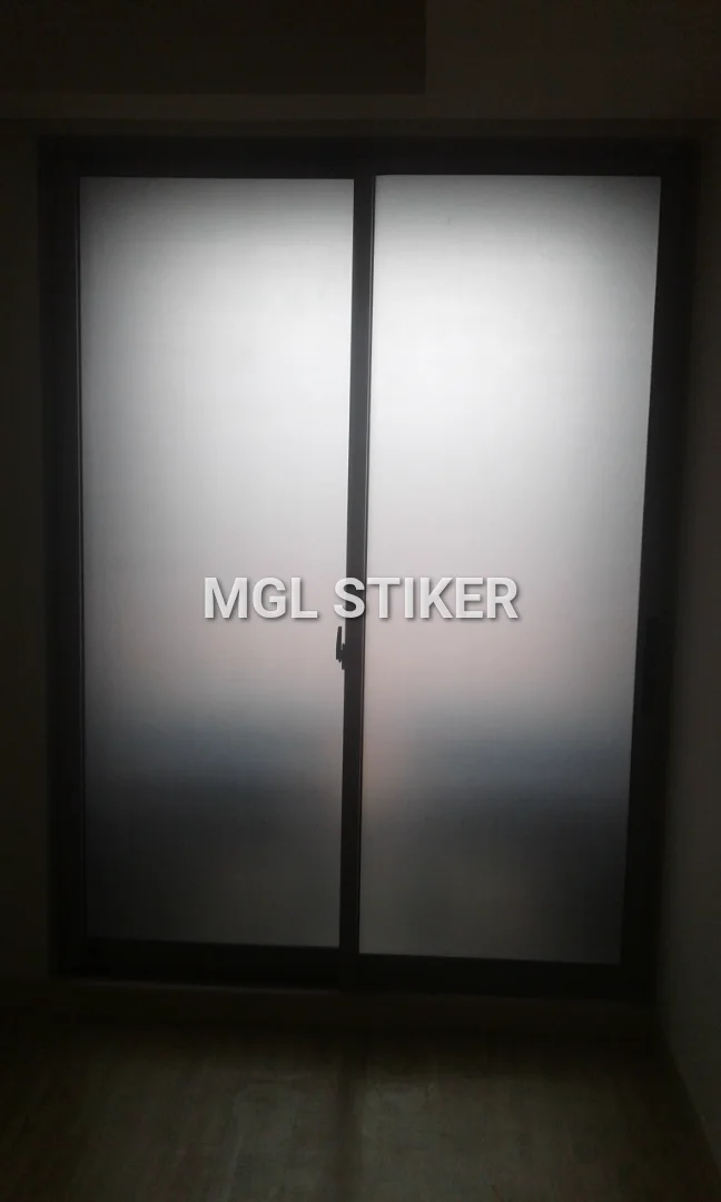 Sticker Sandblast buram yang terpasang pada pintu kaca geser, memberikan privasi optimal dan tampilan modern. Dapatkan pilihan terbaik di MGL Stiker.