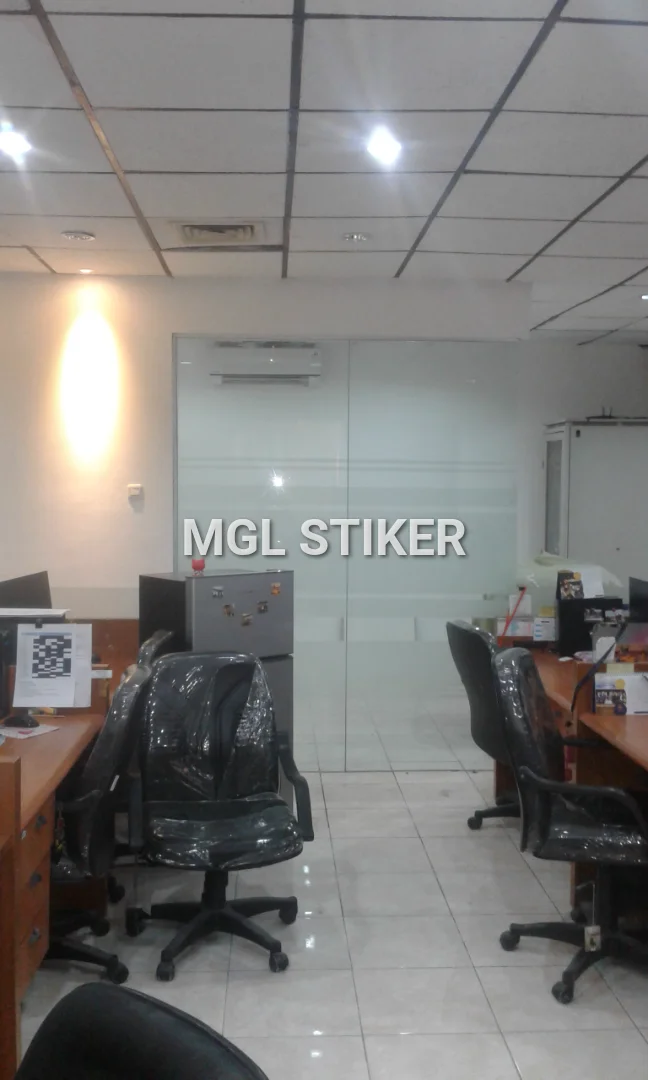Interior kantor dengan partisi kaca yang diaplikasikan Sticker Sandblast motif garis horizontal dari MGL Stiker, memberikan privasi dan sentuhan dekoratif modern. Interior kantor dengan partisi kaca yang diaplikasikan Sticker Sandblast motif garis horizontal dari MGL Stiker, memberikan privasi dan sentuhan dekoratif modern.