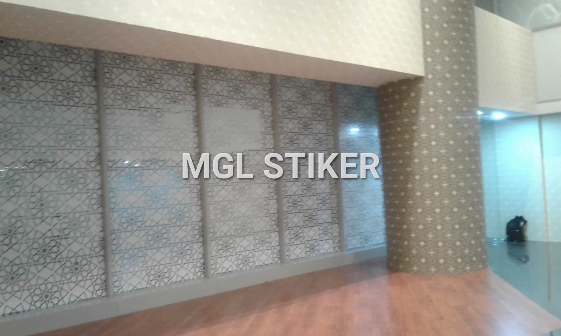 Pemasangan sticker sandblast motif geometris pada partisi kaca dan pilar untuk dekorasi interior modern, hasil cutting sticker profesional dari MGL Stiker. Pemasangan sticker sandblast motif geometris pada partisi kaca dan pilar untuk dekorasi interior modern, hasil cutting sticker profesional dari MGL Stiker.