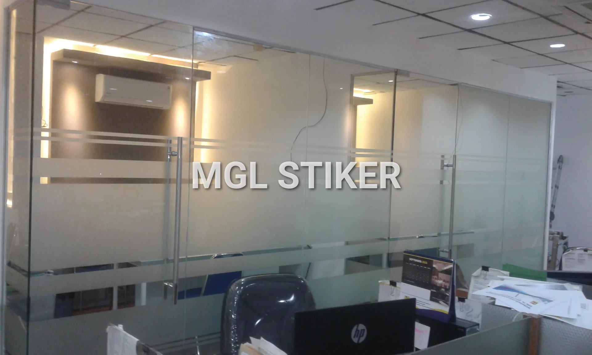 Sticker sandblast motif garis horizontal pada partisi kaca kantor modern untuk menjaga privasi. MGL Stiker menyediakan layanan pemasangan cutting sticker sandblast berkualitas tinggi untuk interior kantor. Sticker sandblast motif garis horizontal pada partisi kaca kantor modern untuk menjaga privasi. MGL Stiker menyediakan layanan pemasangan cutting sticker sandblast berkualitas tinggi untuk interior kantor.