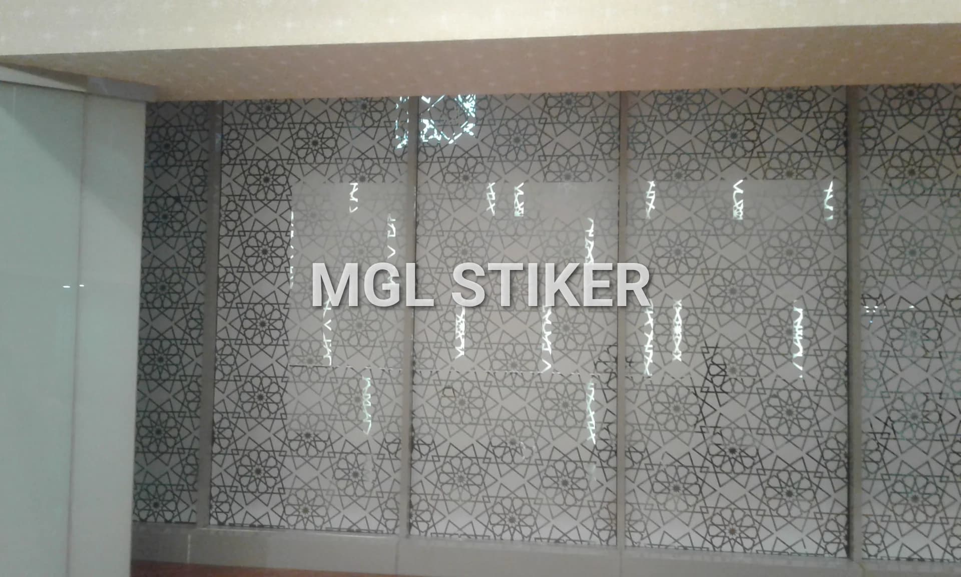 Stiker sandblast motif islami hasil cutting sticker kustom pada partisi kaca, produk dari MGL Stiker. Stiker sandblast motif islami hasil cutting sticker kustom pada partisi kaca, produk dari MGL Stiker.